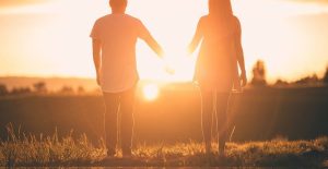copule-holding-hands